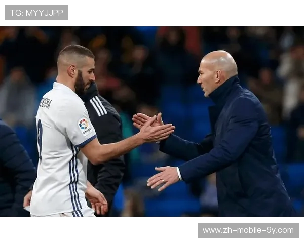 卡里姆·本泽马:从天赋少年到足坛巨星的传奇历程与辉煌成就 卡里姆·本泽马:从天赋少年到足坛巨星的传奇历程与辉煌成就