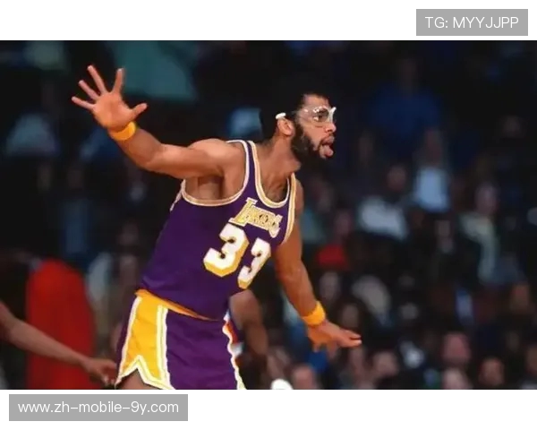 传奇中锋卡里姆阿布杜尔贾巴尔的篮球生涯与精神力量探索