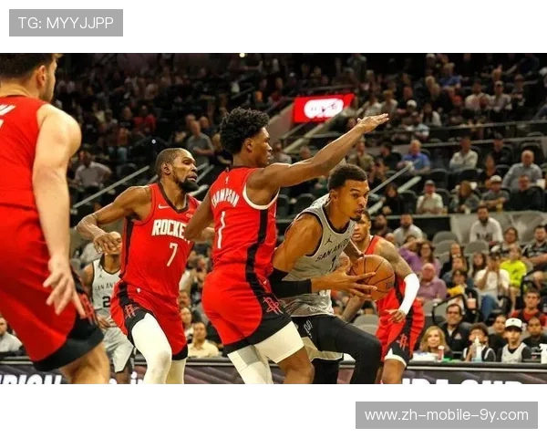 火箭与马刺激战正酣 双方全力争夺季后赛席位的关键战役 火箭与马刺激战正酣 双方全力争夺季后赛席位的关键战役