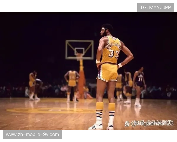 从天勾到传奇巨星卡里姆阿布杜尔贾巴尔辉煌篮球生涯全景解读 从天勾到传奇巨星卡里姆阿布杜尔贾巴尔辉煌篮球生涯全景解读